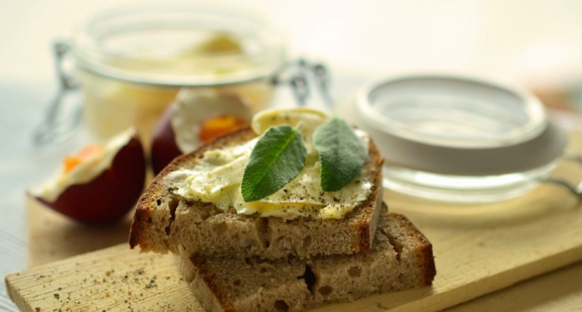 Идеальная намазка к завтраку: Крабовые палочки, лук и кое-что вкусненькое - едим её ложкой