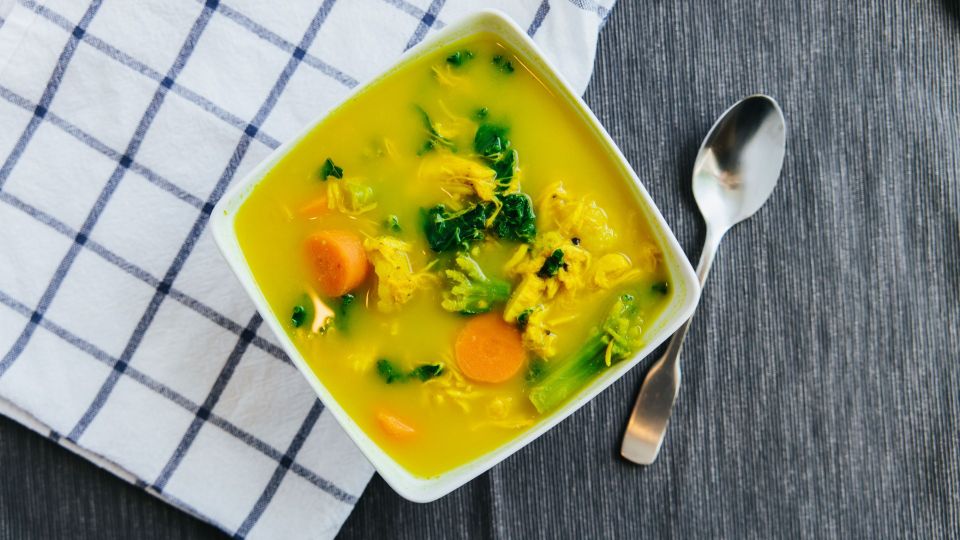 Скисший за ночь суп спасете щепоткой этого порошка: старания не пропадут зря