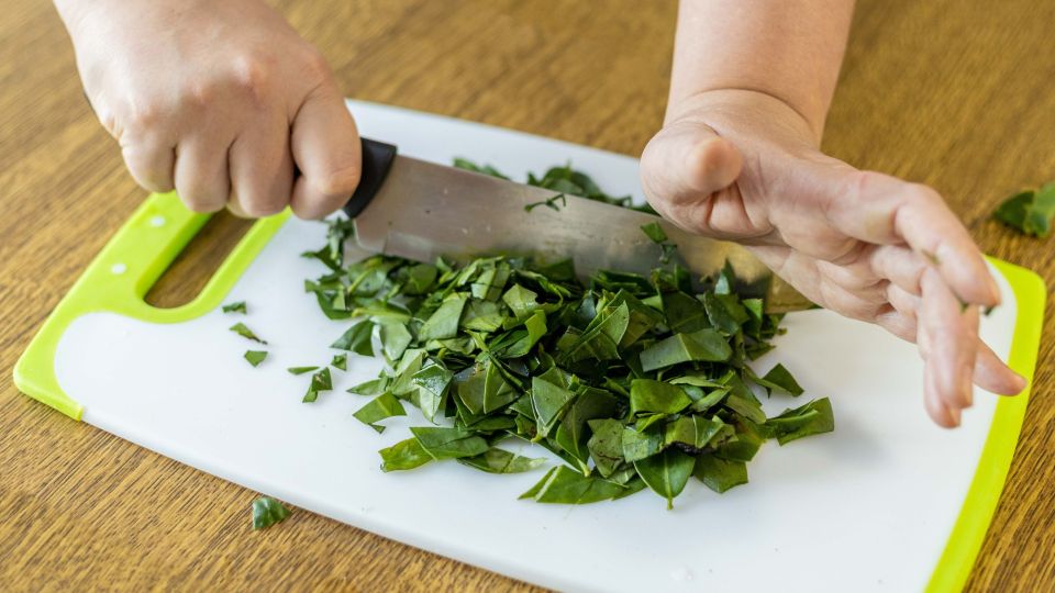 Даже старая разделочная доска станет как только что из магазина: поможет этот фрукт