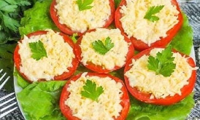 Изысканные помидоры с сыром и чесноком: просто и вкусно