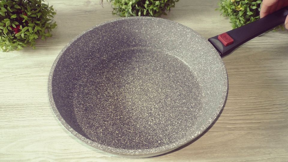 Как недорогая сковорода из магазина удивила пользователей спустя два года использования