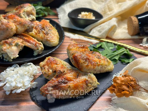 Нежные куриные крылышки в аппетитном зеленом соусе