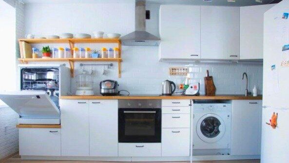 Кухня мечты: пять лет с белой матовой мебелью и деревянной столешницей