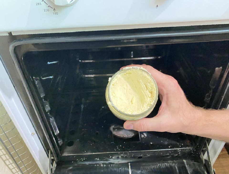 Как быстро вернуть духовке первозданную чистоту с помощью домашнего средства