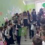 Выпускникам аплодировала вся школа