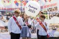 Прощай, школа!. Яркие ленты Выпускник, улыбки, слезы, цветы, воздушные шары в школах Челябинской области проходят последние звонки