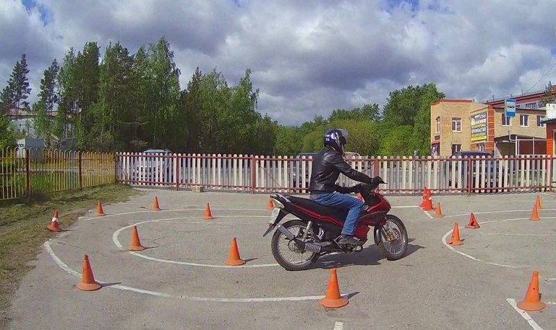 В Кыштыме начальник РЭО Госавтоинспекции вручил водительские удостоверения окончившим автошколу будущим мотоциклистам