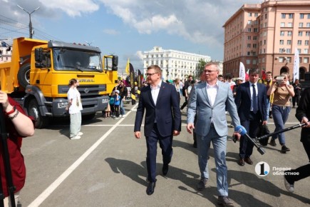 После открытия трассы в Челябинске, на площади Революции, прошел парад дорожной техники