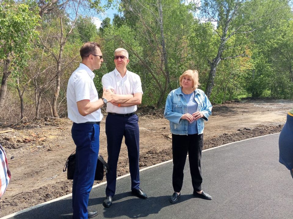 Глава Копейска проверила реконструкцию стадиона в поселке Октябрьский