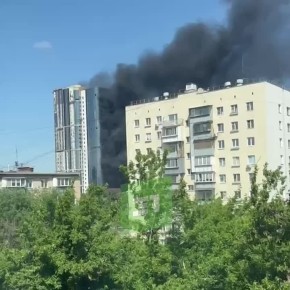 Около дворца спорта Юность горит высотка