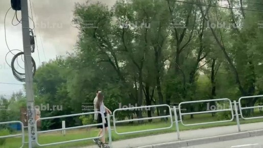 А в это время в Челябинске, в районе плотины, горит расселенный двухэтажный дом
