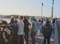 Снять стресс по-петербургски: десятки людей собрались на Троицком мосту, чтобы "поорать от души"