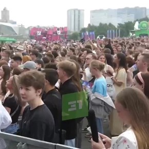 Юлия Савичева задала жару на VK Fest