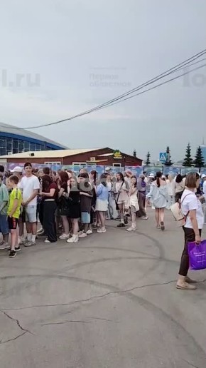 А это очереди за автографами — к Егорику и Милане Хаметовой