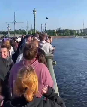 В Петербурге более двухсот человек собрались на Троицком мосту, чтобы просто покричать на рассвете