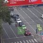 Mercedes стоял на светофоре, начал дымится, потом вообще загорелся