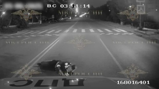 Протащил по асфальту сотрудника ДПС и попытался скрыться