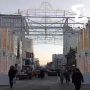 Арка с Вайнера, которую вывезли в элитный посёлок мэра Орлова, снова переехала — теперь она тусуется в ПОЛЕ возле Екб