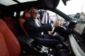 Алексей Текслер осмотрел новый кроссовер LADA на ПМЭФ-2025