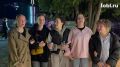 Выпускники постепенно собираются у сцены «Заря'д»