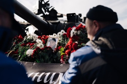 «Погибли наши боевые товарищи»: как жители Копейска переживают горе после трагедии на заводе