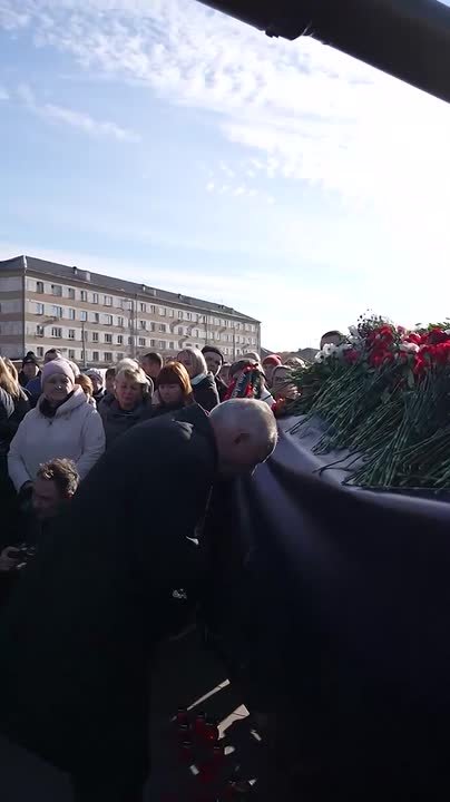 Алексей Текслер возложил цветы в Копейске в память о погибших на заводе