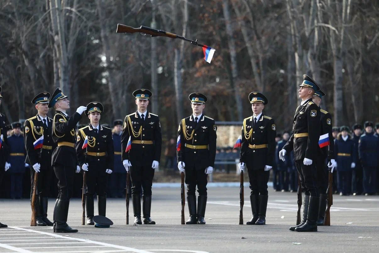 Текслер вручил дипломы выпускникам военно-воздушной академии в Челябинске Текслер вручил дипломы выпускникам военно-воздушной академии в Челябинске