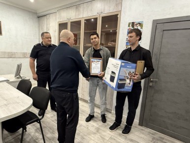 В Челябинске наградили спасшего пенсионера от мошенников таксиста