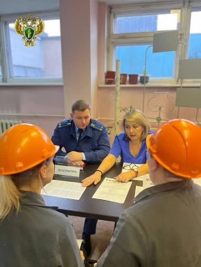 Ашинский городской прокурор встретился с работниками ПАО «Ашинский металлургический завод» в связи с сокращением штата