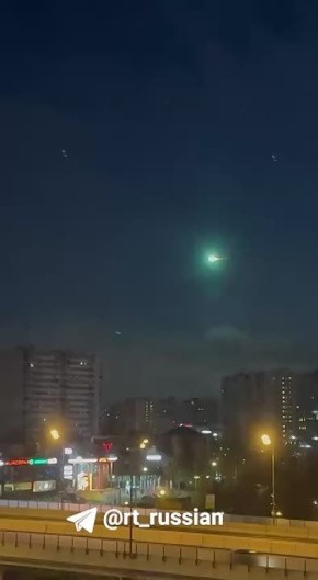 Что за яркий объект с зелёным свечением пролетел ночью над Москвой? RT спросил у специалистов