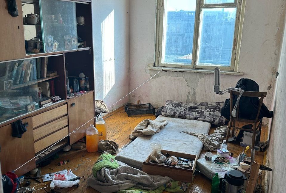 В Челябинске пьющего меломана выселили из квартиры за шум и грязь В Челябинске пьющего меломана выселили из квартиры за шум и грязь