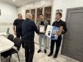 В Челябинске наградили спасшего пенсионера от мошенников таксиста