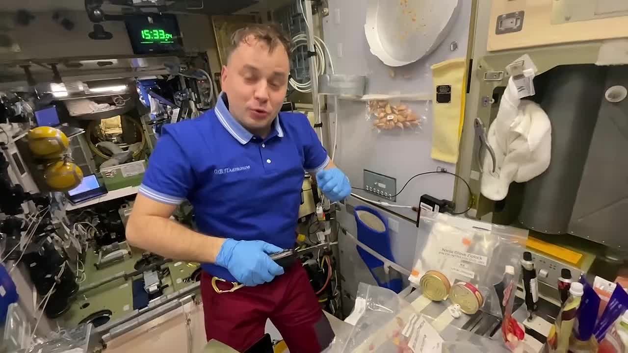 Челябинский космонавт Олег Платонов приготовил оливье на МКС