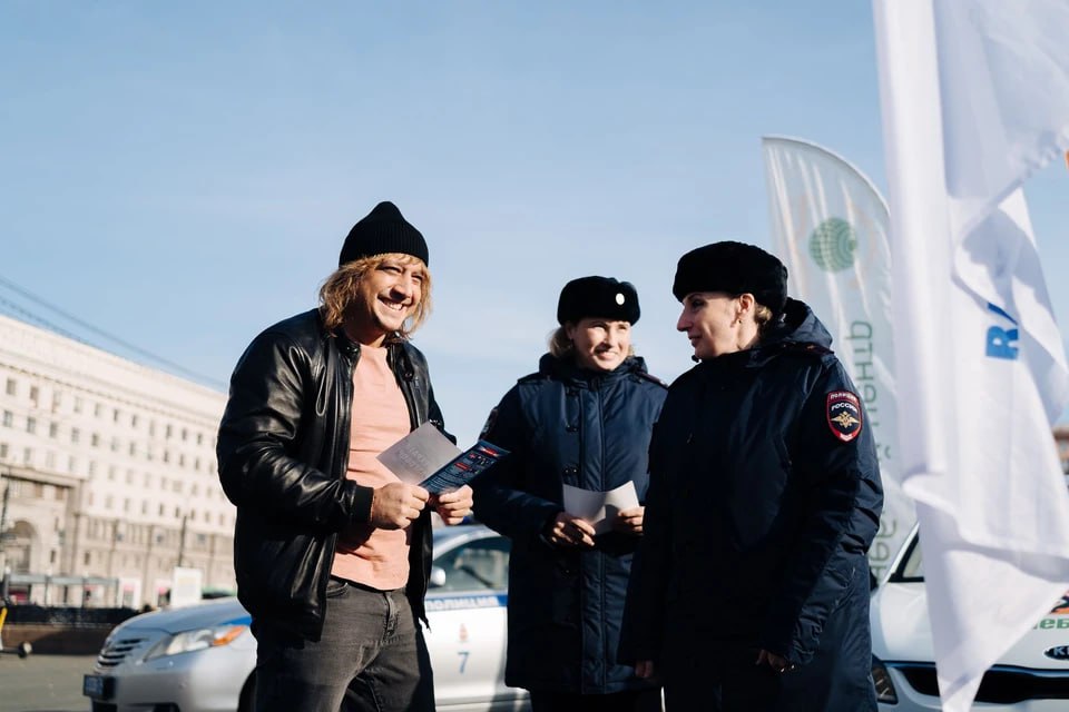 Подарок вместо штрафа: в Челябинске ГАИ, «Комсомолка» и автошкола «Перспектива» оригинально поздравили автомобилистов с праздником Подарок вместо штрафа: в Челябинске ГАИ, «Комсомолка» и автошкола «Перспектива» оригинально поздравили автомобилистов с праздником
