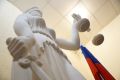 В Челябинске перед судом предстанут экономист и главный бухгалтер городской клинической больницы №9. Они обвиняются в злоупотреблении должностными полномочиями с ущербом на 7 млн рублей