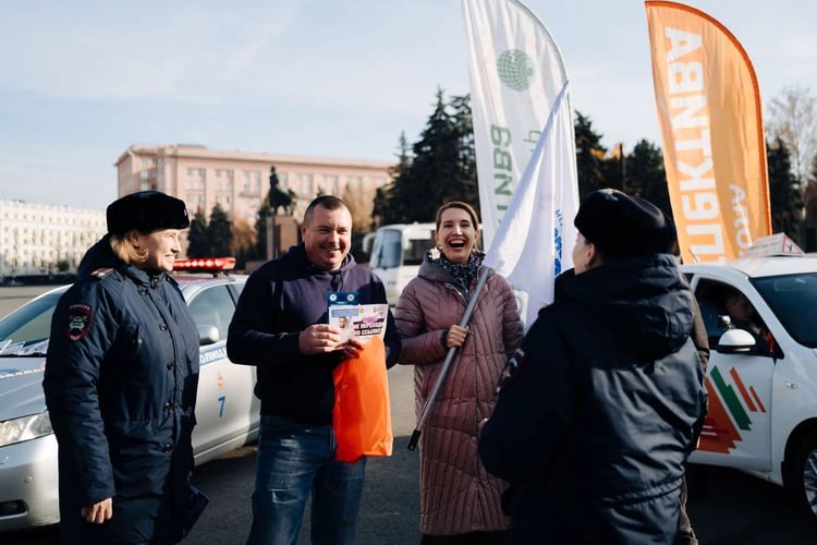 Подарок вместо штрафа: в Челябинске ГАИ, «Комсомолка» и автошкола «Перспектива» оригинально поздравили автомобилистов с праздником Подарок вместо штрафа: в Челябинске ГАИ, «Комсомолка» и автошкола «Перспектива» оригинально поздравили автомобилистов с праздником