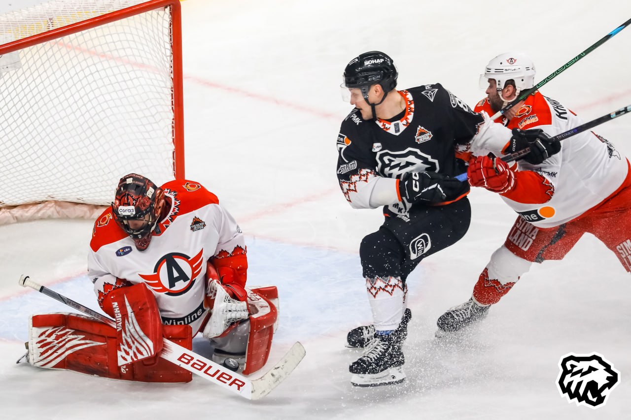 «Трактор» : «Автомобилист»