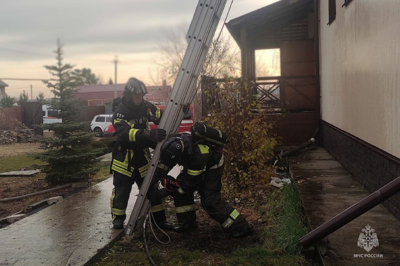Огнеборцы Челябинского гарнизона ликвидировали пожар на площади 64 квадратных метра в частном доме на улице Лесная поселка Западный Огнеборцы Челябинского гарнизона ликвидировали пожар на площади 64 квадратных метра в частном доме на улице Лесная поселка Западный