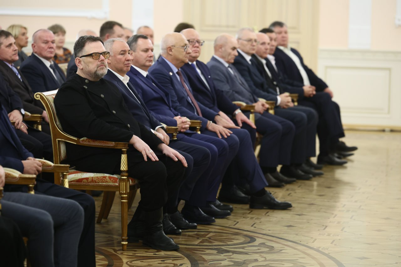 Алексей Текслер вручил южноуральцам государственные награды России и награды Челябинской области Алексей Текслер вручил южноуральцам государственные награды России и награды Челябинской области