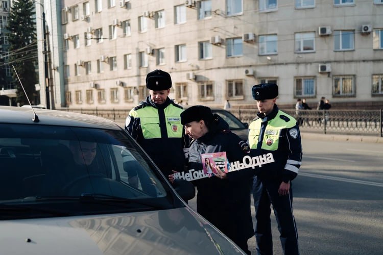 Подарок вместо штрафа: в Челябинске ГАИ, «Комсомолка» и автошкола «Перспектива» оригинально поздравили автомобилистов с праздником Подарок вместо штрафа: в Челябинске ГАИ, «Комсомолка» и автошкола «Перспектива» оригинально поздравили автомобилистов с праздником