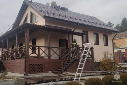 Огнеборцы Челябинского гарнизона ликвидировали пожар на площади 64 квадратных метра в частном доме на улице Лесная поселка Западный
