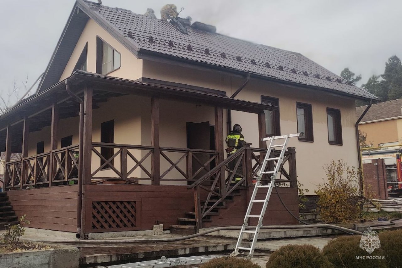 Огнеборцы Челябинского гарнизона ликвидировали пожар на площади 64 квадратных метра в частном доме на улице Лесная поселка Западный