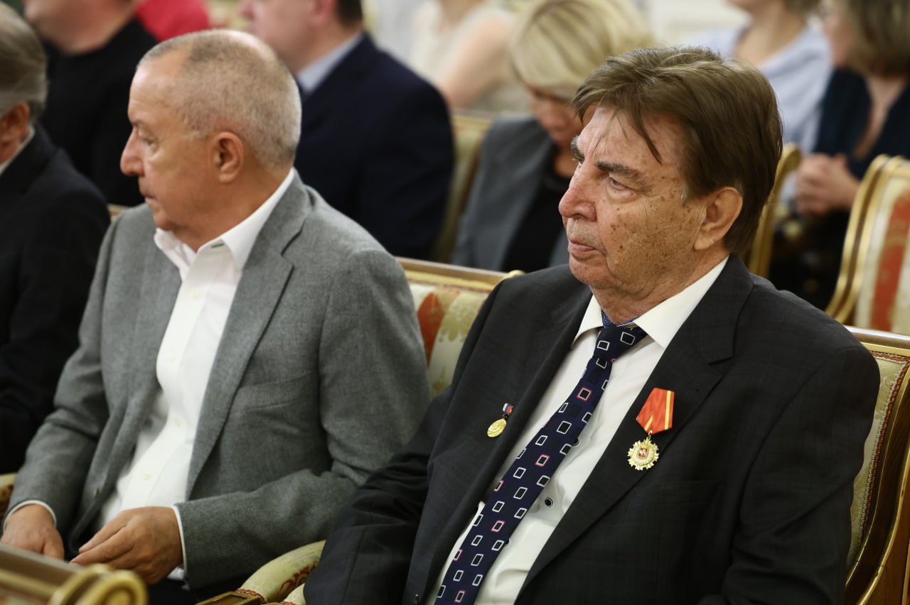 Алексей Текслер вручил южноуральцам государственные награды России и награды Челябинской области Алексей Текслер вручил южноуральцам государственные награды России и награды Челябинской области
