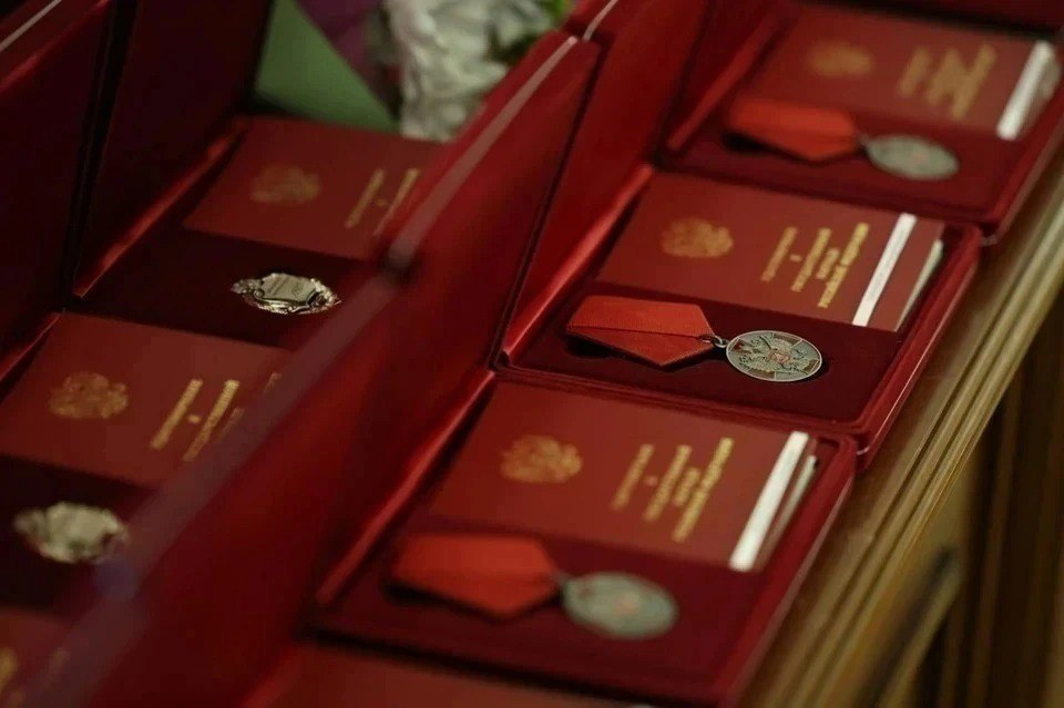 Директор лицея №31 Александр Попов стал почетным гражданином Челябинской области