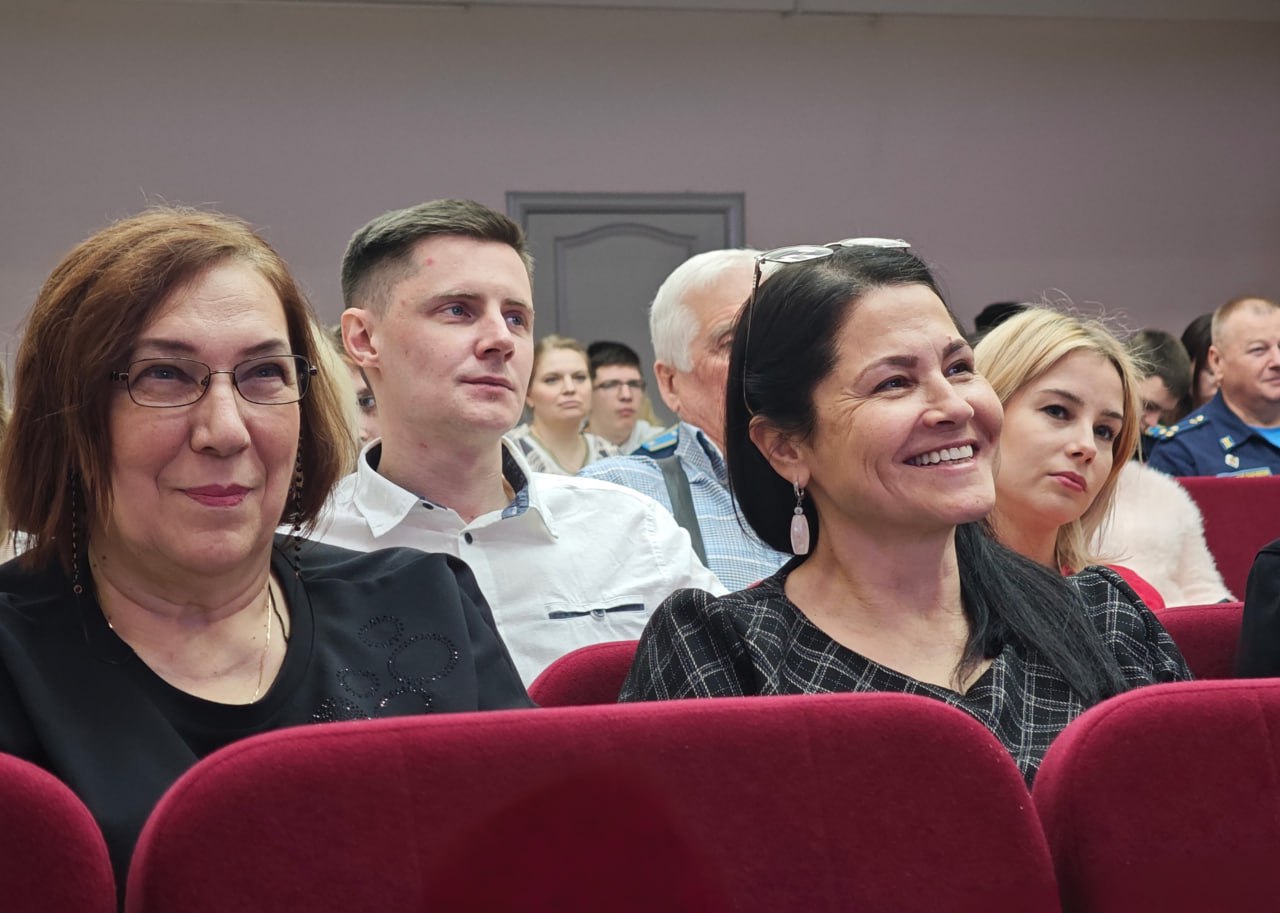 На молодежном форуме Президентской академии в Челябинске Евгений Голицын принял участие в дискуссии о роли молодежи и поделился опытом электоральной сферы На молодежном форуме Президентской академии в Челябинске Евгений Голицын принял участие в дискуссии о роли молодежи и поделился опытом электоральной сферы