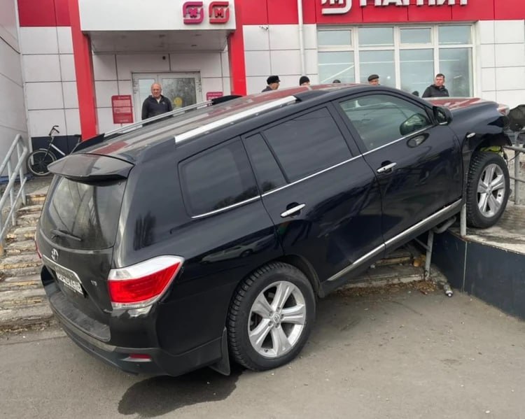 В селе Половинном Курганской области два ребенка попали в больницу после ДТП