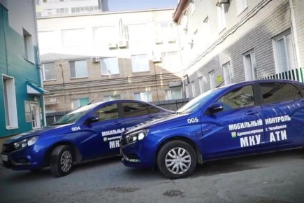 В Челябинске начали работать четыре мобильных комплекса, которые автоматически находят припаркованные на газонах машины