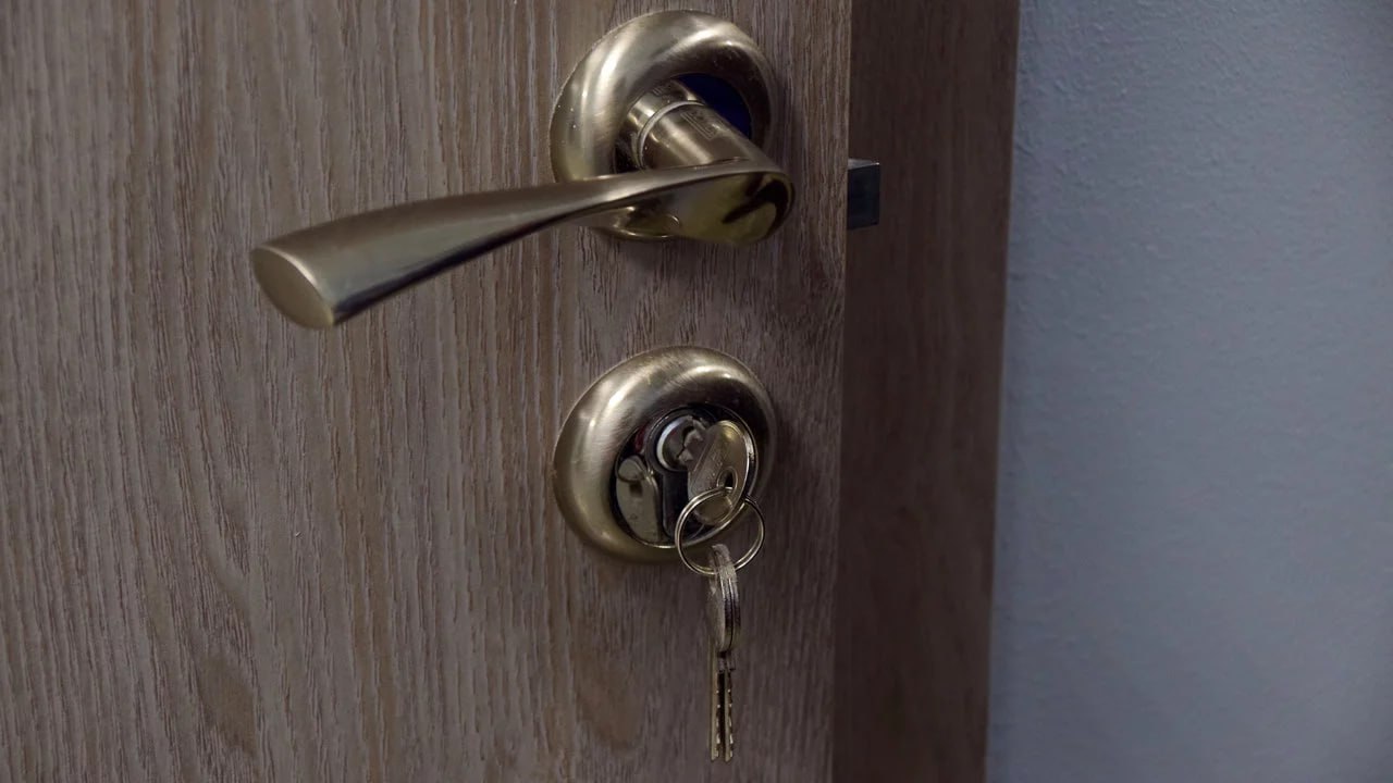 63 квартиры экс-губернатора Юревича и бывшего депутата Белоусова переданы Министерству обороны