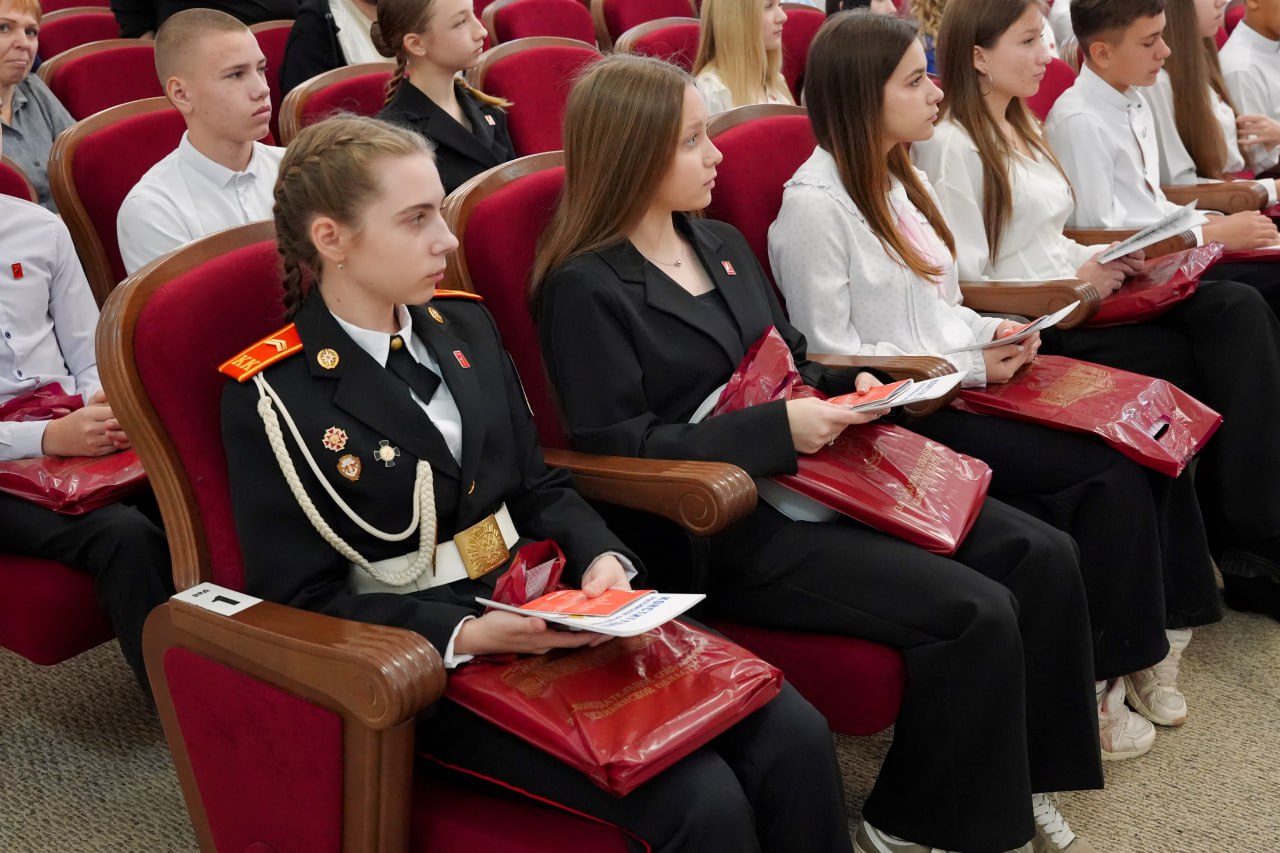 В большом зале Законодательного Собрания южноуральцам торжественно вручили паспорта граждан России В большом зале Законодательного Собрания южноуральцам торжественно вручили паспорта граждан России