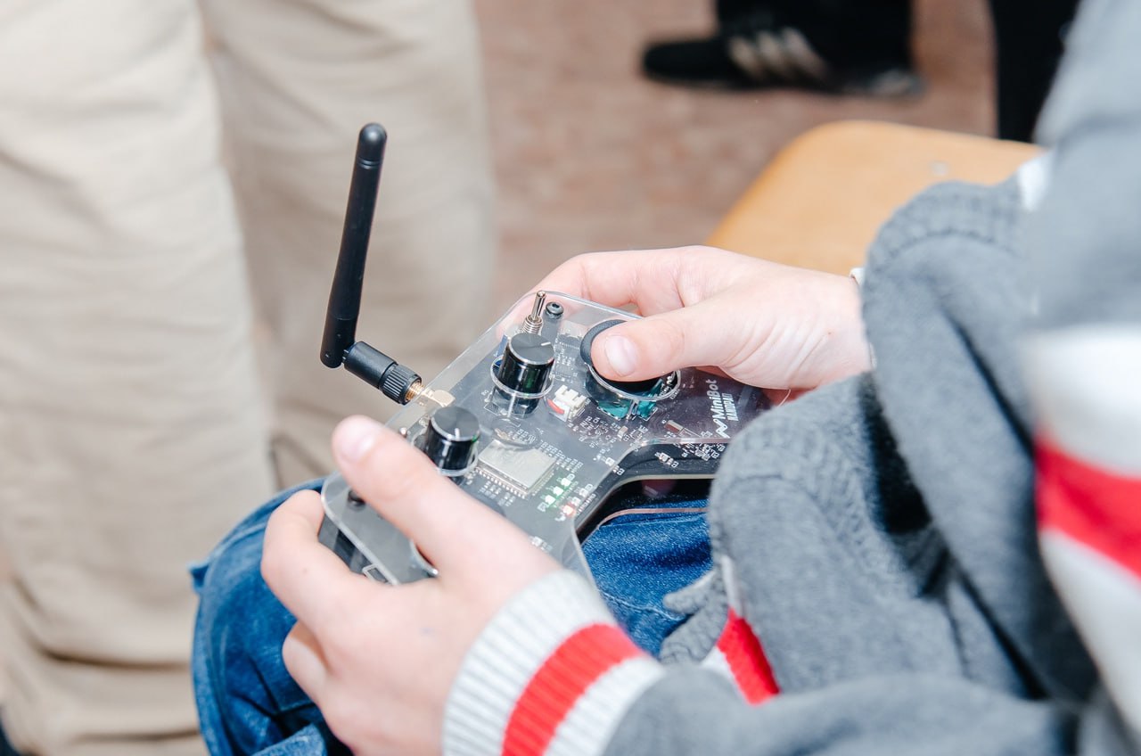 В Трехгорном дети учатся управлять роботами В Трехгорном дети учатся управлять роботами